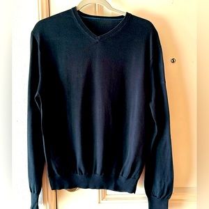 Facconable V-Neck black sweater.